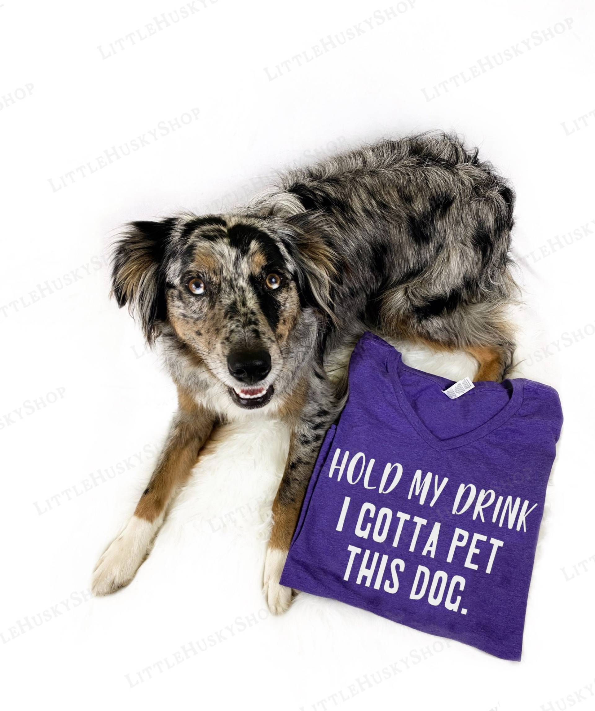 Halten Sie Mein Getränk, Ich Muss Diesen Hund Streicheln Lustiges T-Shirt Oder Behälter - Trinkendes Hemd Liebe Hunde Und Getränke Hundeliebhaber von LittleHuskyShop