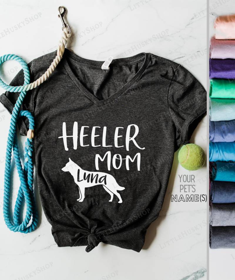 Heeler Mom Shirt Mit Dem Namen Ihres Hundes - Weiches T-Shirt Blaues Mama Rotes Benutzerdefinierter Hundename Haustiername Personalisiertes T von LittleHuskyShop