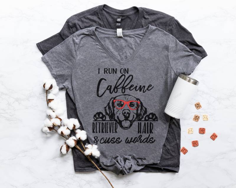 I Run On Caffeine Retriever Hair & Cuss Words Funny T Shirt With Dog Wearing Brille - Süßes Golden Peeking Soft Geschenk von LittleHuskyShop