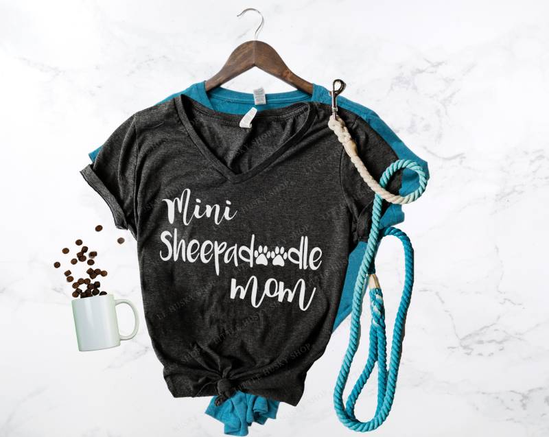 Mini Sheepadoodle Mom Shirt - Mama Geschenk Old English Sheepdog Pudel Mix Süße Doodle Pfote Print Soft T Hundemama von LittleHuskyShop