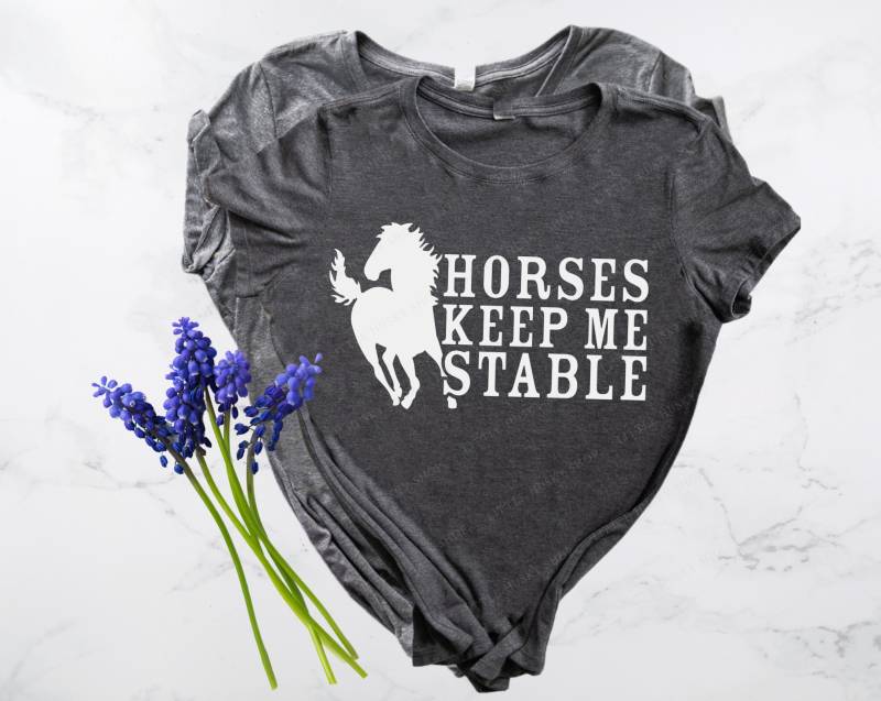 Pferde Shirt - Halten Mich Stabil Lustiges Lässiges T-Shirt Pferdeliebhaber Pferdemutter Mutter Der Pferdemama Liebe von LittleHuskyShop