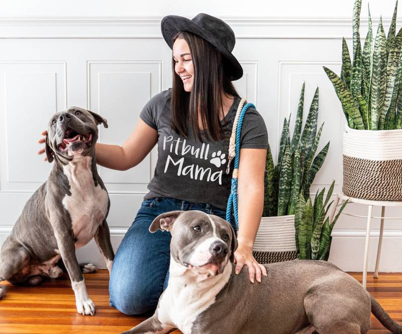 Pitbull Mama | Oder Eine Rasse Süßes Lässiges T-Shirt - Hundeliebhaber Hundemutter Mom Hundehemd Momma Shirt Pelzmama von LittleHuskyShop