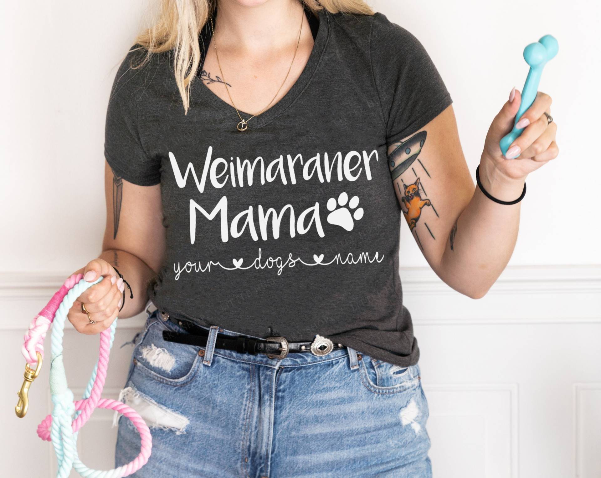 Weimaraner Mama Custom Dog Mom Shirt Mit Deinem Hundenamen - Weiches Süßes Hunde Namensshirt Dein Hundename Individualisierer Hundeshirt von LittleHuskyShop