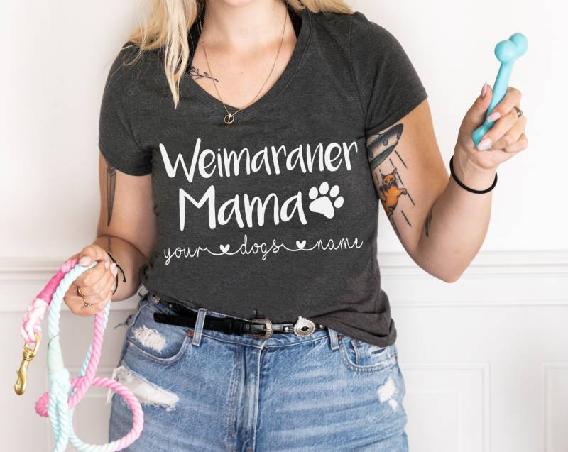 Weimaraner Mama Custom Dog Mom Shirt Mit Deinem Hundenamen - Weiches Süßes Hunde Namensshirt Dein Hundename Individualisierer Hundeshirt von LittleHuskyShop