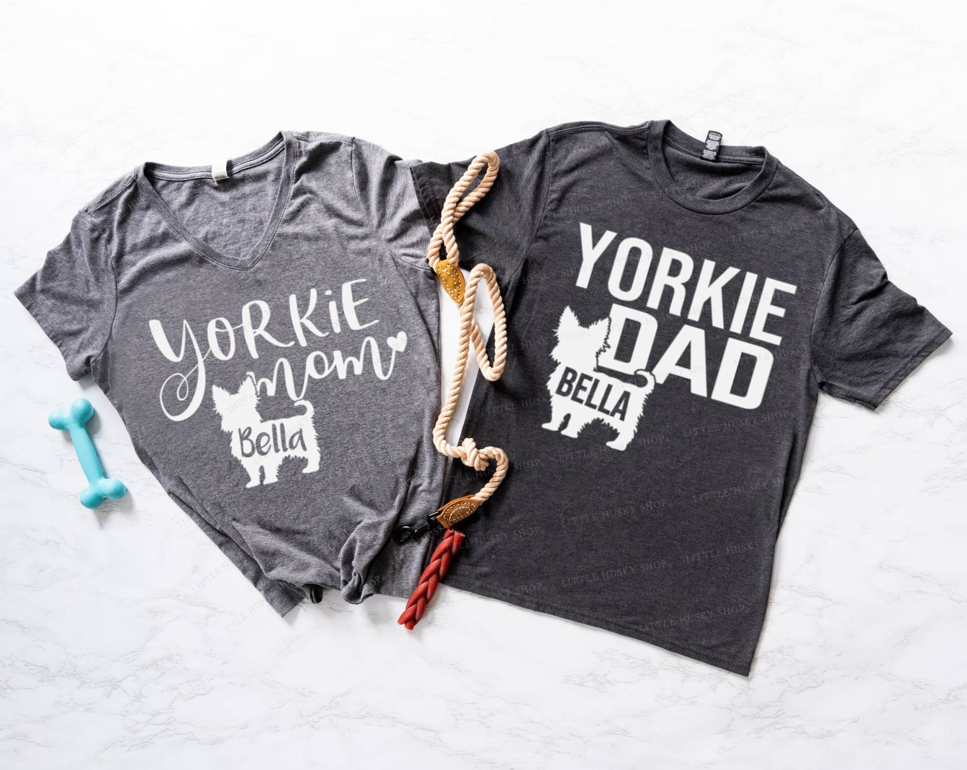 Yorkie Hundemama Und Dad Shirts - Yorkshire Terrier Hundeeltern-Shirts Hundebesitzer Mit Dem Namen Ihres Hundes Yorkies Yorkie Hundemama Und Dad Shirts - Yorkshire Terrier Hundeeltern-Shirts Hundebesitzer Mit Dem Namen Ihres Hundes Yorkies von LittleHuskyShop