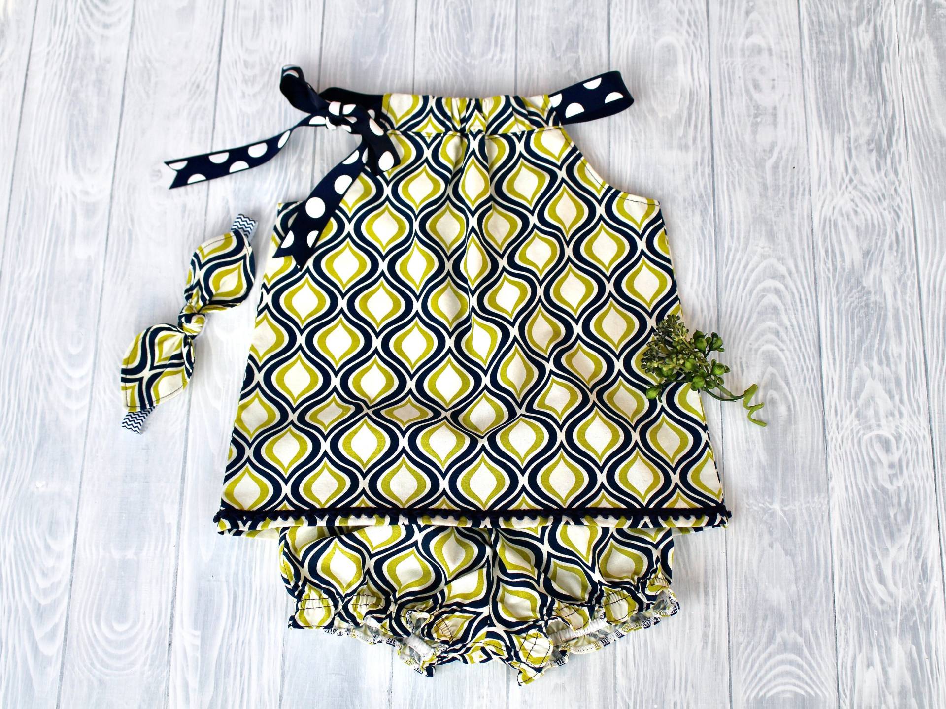 Baby Kissenbezug Kleid in Oliv Grün Und Dunkelblau Mit Pumphose Stirnband, Geschenk Für Babyparty von LittleImpacts