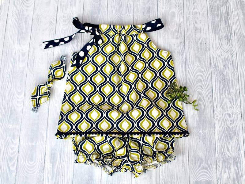 Baby Kissenbezug Kleid in Oliv Grün Und Dunkelblau Mit Pumphose Stirnband, Geschenk Für Babyparty Baby Kissenbezug Kleid in Oliv Grün Und Dunkelblau Mit Pumphose Stirnband, Geschenk Für Babyparty von LittleImpacts
