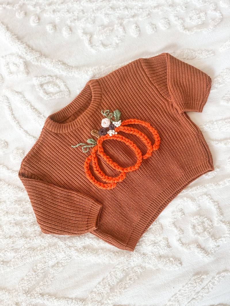 Herbst Kürbis Pullover Hand Gestickt Personalisierte Mädchen Herbst-Outfits Baby-Pullover Kleinkind-Pullover von LittleJoyThreadsCo