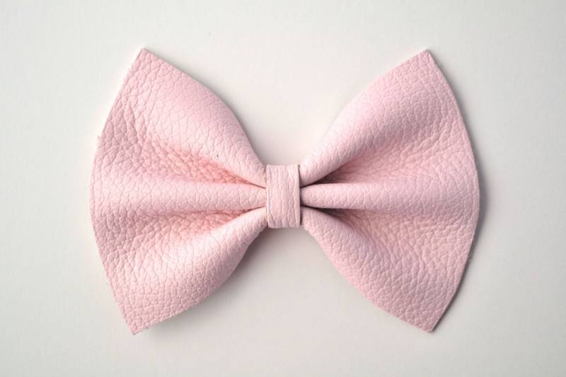 Erröten Rosa Leder Bow Schöne Liebenswert Clip Für Neugeborene Baby Girl Kind Erwachsen Foto Prop Bildchen Erröten Rosa Leder Bow Schöne Liebenswert Clip Für Neugeborene Baby Girl Kind Erwachsen Foto Prop Bildchen von LittleKateDesigns