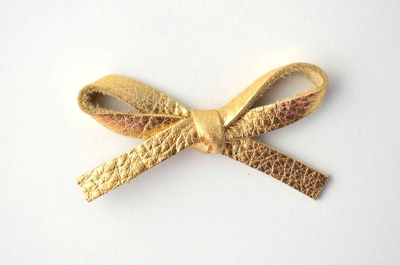 Gold Metallic Große Leder Schleife Clip Adorable Foto Prop Für Neugeborene Mädchen Kind Erwachsene Sommer Headwrap Hübsche von LittleKateDesigns