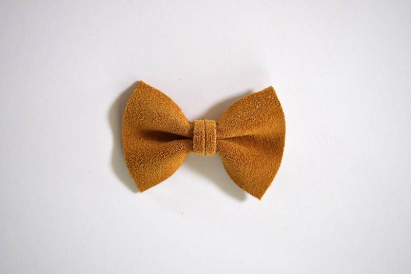 Goldenen Kastanien Wildleder Kleine Bogen Für Neugeborenes Kind Mädchen Foto Prop Liebenswert Frühling-Sommer-Braun Neutrale Bilder Clip von LittleKateDesigns