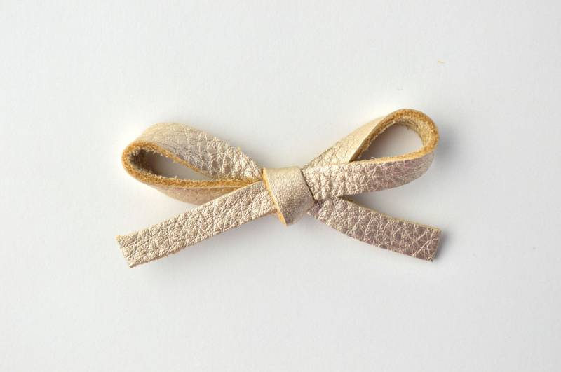 Große Leder Platin Bug Clip Liebenswert Foto Prop Für Neugeborene Mädchen Kind Erwachsene Sommer Headwrap Ziemlich Bow von LittleKateDesigns