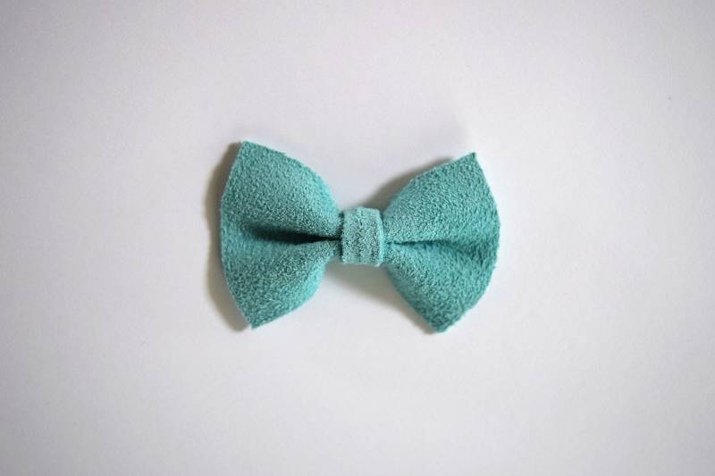 Minzig Wildleder Aqua Blau Kleine Bogen Für Neugeborenes Kind Mädchen Foto Prop Liebenswert Frühling-Sommer-Bilder Clip Minzig Wildleder Aqua Blau Kleine Bogen Für Neugeborenes Kind Mädchen Foto Prop Liebenswert Frühling-Sommer-Bilder Clip von LittleKateDesigns