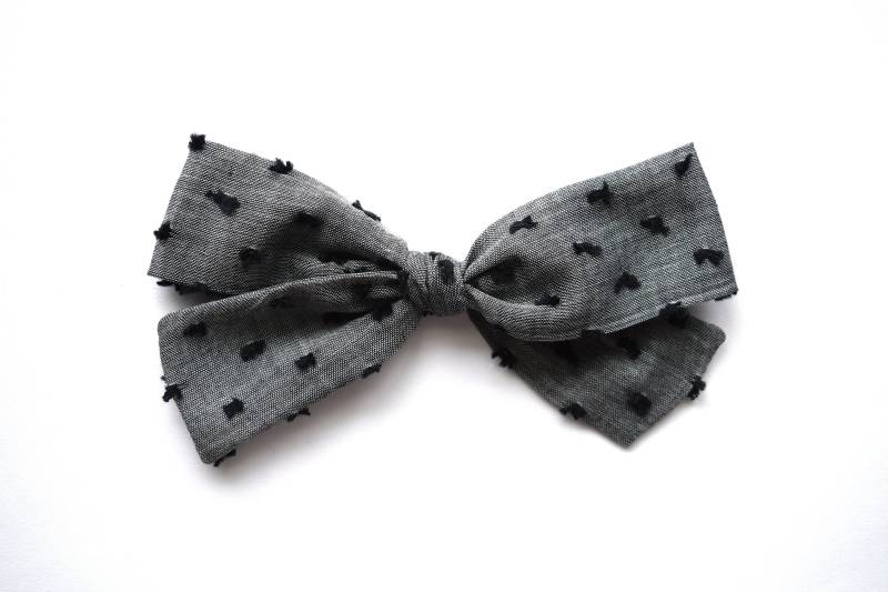 Navy Denim Swiss Dot Leinen Schulmädchen Handgewebten Großen Bogen Picknick Schleife Adorable Foto Prop Für Neugeborene Ostern Frühling Sommer Clip von LittleKateDesigns