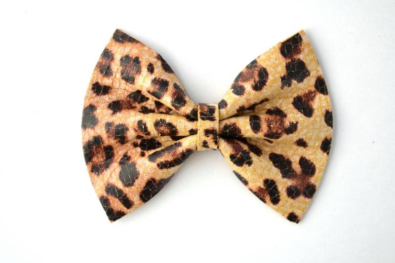 Neutrale Leopard Leder Baby Bow Clip Für Neugeborene Mädchen Erwachsenen Fallen Weihnachten Liebenswert Foto Prop Schönen Weichen Neutralen Bogen von LittleKateDesigns