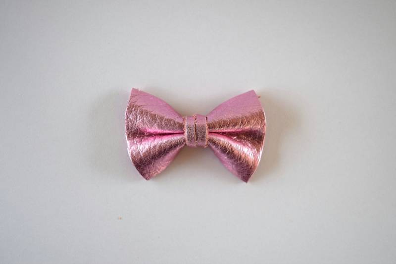 Rosa Winzige Metallicleder Bogen Clip Foto Prop Für Mädchen Liebenswert Ostern Valentines Tages Federstecker Sichern Kleine Babys Kleinkinder Rosa Winzige Metallicleder Bogen Clip Foto Prop Für Mädchen Liebenswert Ostern Valentines Tages Federstecker Sichern Kleine Babys Kleinkinder von LittleKateDesigns