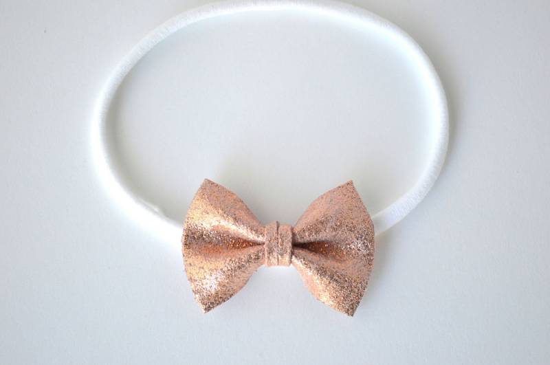 Rose Gold Metallic Tiny Leather Bow Stirnband Eine Grösse Passt Allen Für Neugeborene Baby Kleine Mädchen Kind Erwachsene Headwrap Hübsche Schleife Rose Gold Metallic Tiny Leather Bow Stirnband Eine Grösse Passt Allen Für Neugeborene Baby Kleine Mädchen Kind Erwachsene Headwrap Hübsche Schleife von LittleKateDesigns