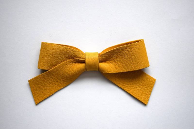 Schule Mädchen Senf Leder Schleife Clip Adorable Foto Prop Für Neugeborene Baby Kleine Kind Erwachsenen Gelb Urlaub Winter Zierschleife Schule Mädchen Senf Leder Schleife Clip Adorable Foto Prop Für Neugeborene Baby Kleine Kind Erwachsenen Gelb Urlaub Winter Zierschleife von LittleKateDesigns