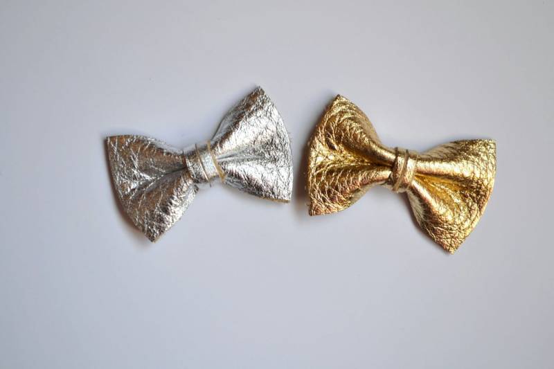 Silber Gold Metallic-Leder Clip Duo Wenig Bogen Für Neugeborenes Kind Mädchen Adult Foto Prop Liebenswert Frühjahr Sommer Bilder von LittleKateDesigns