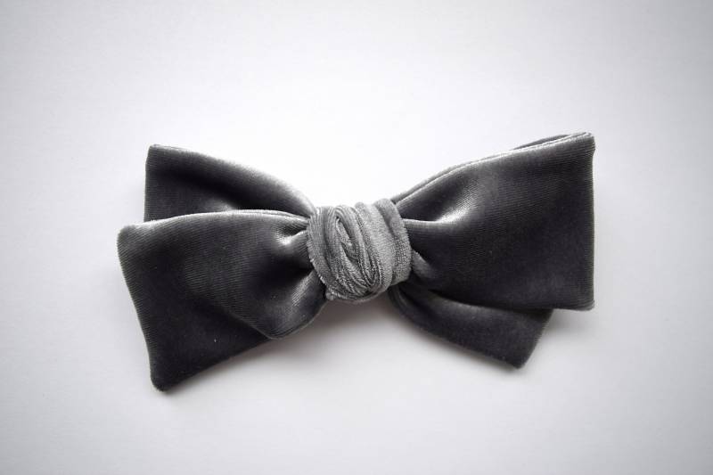 Silber Samt Übergroße Hand Gebunden Bogen Für Neugeborenes Kind Kleine Mädchen Foto Prop Bezaubernd Schönen Herbst Winter Frühling Clip Grau von LittleKateDesigns