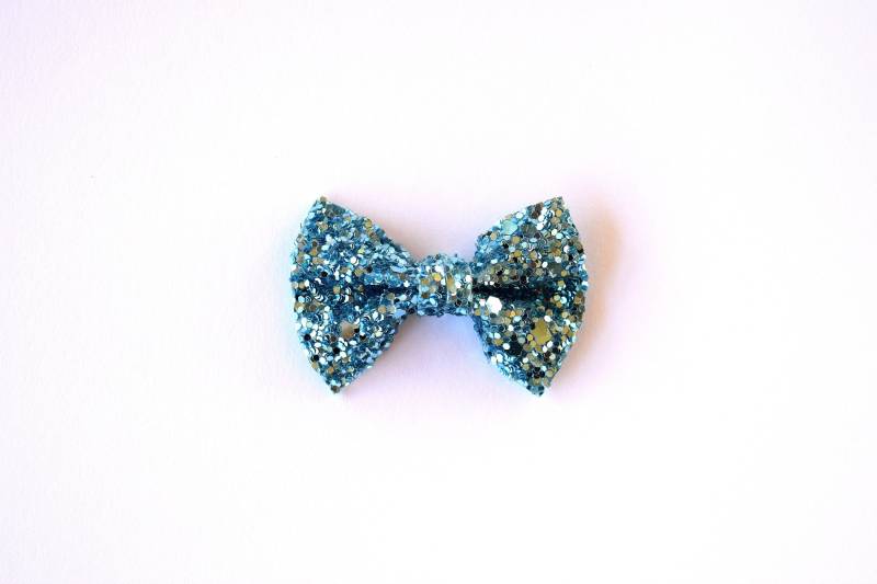 True Blue Kleinen Glitzer Schleife Clip Foto Prop Für Mädchen-Entzückende Sommer Blau Grün Feder-Clip Kleine Mädchen Babys Kleinkinder True Blue Kleinen Glitzer Schleife Clip Foto Prop Für Mädchen-Entzückende Sommer Blau Grün Feder-Clip Kleine Mädchen Babys Kleinkinder von LittleKateDesigns
