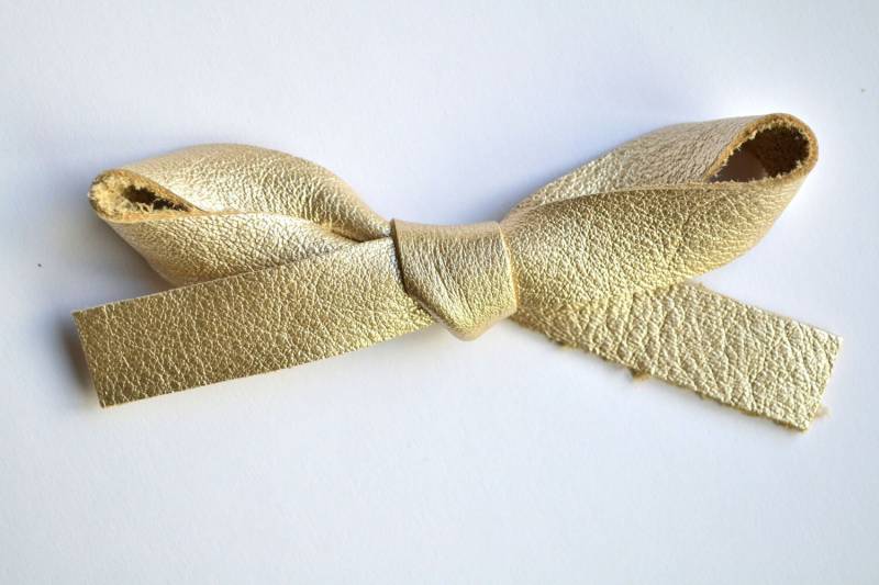 Übergroße Platin Metallic-Leder Bow Clip Liebenswert Foto Prop Für Neugeborene Mädchen Kind Erwachsene Sommer Headwrap Ziemlich von LittleKateDesigns