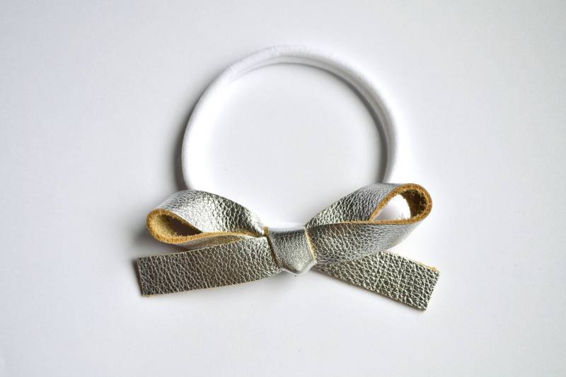 Übergroße Silber Metallic-Leder Bow Stirnband Liebenswert Foto Prop Für Neugeborene Mädchen Kind Erwachsene Sommer Headwrap Ziemlich Übergroße Silber Metallic-Leder Bow Stirnband Liebenswert Foto Prop Für Neugeborene Mädchen Kind Erwachsene Sommer Headwrap Ziemlich von LittleKateDesigns