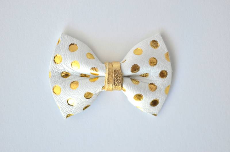 Weiß Und Gold Metallic Polka Dot Winzige Leder Bogen Clip Foto Prop Für Mädchen Liebenswert Sommerurlaub von LittleKateDesigns