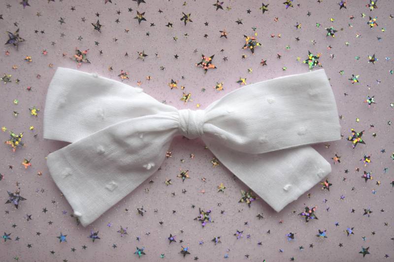 Weiße Schweizer Dot Schule Mädchen Weiß Handgewebten Leinen Großen Bogen Picknick Schleife Adorable Foto Prop Für Neugeborene Segen Taufe Weiße Schweizer Dot Schule Mädchen Weiß Handgewebten Leinen Großen Bogen Picknick Schleife Adorable Foto Prop Für Neugeborene Segen Taufe von LittleKateDesigns