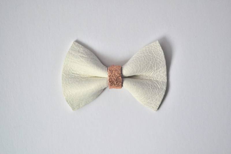 Weißes Leder Schleife Kleine Haarspange Mit Rose Gold Center Foto Prop Für Mädchen Liebenswert Sommerurlaub Clip Babys Kleinkinder Erwachsene Weißes Leder Schleife Kleine Haarspange Mit Rose Gold Center Foto Prop Für Mädchen Liebenswert Sommerurlaub Clip Babys Kleinkinder Erwachsene von LittleKateDesigns