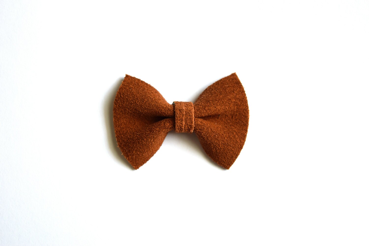 Zimt Veloursleder Winzige Leder Bogen Clip Foto Prop Für Mädchen Liebenswert Sommer Ostern Federclip Kleine Babys Kleinkinder Erwachsene von LittleKateDesigns