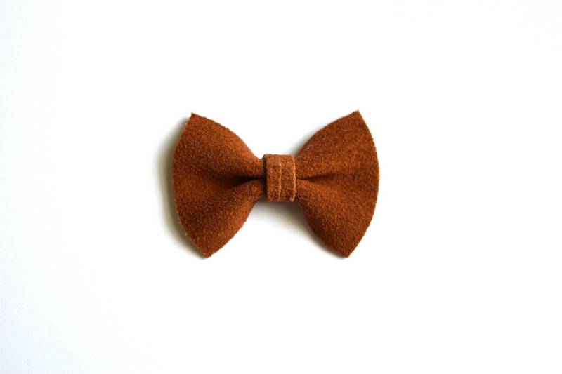 Zimt Veloursleder Winzige Leder Bogen Clip Foto Prop Für Mädchen Liebenswert Sommer Ostern Federclip Kleine Babys Kleinkinder Erwachsene von LittleKateDesigns