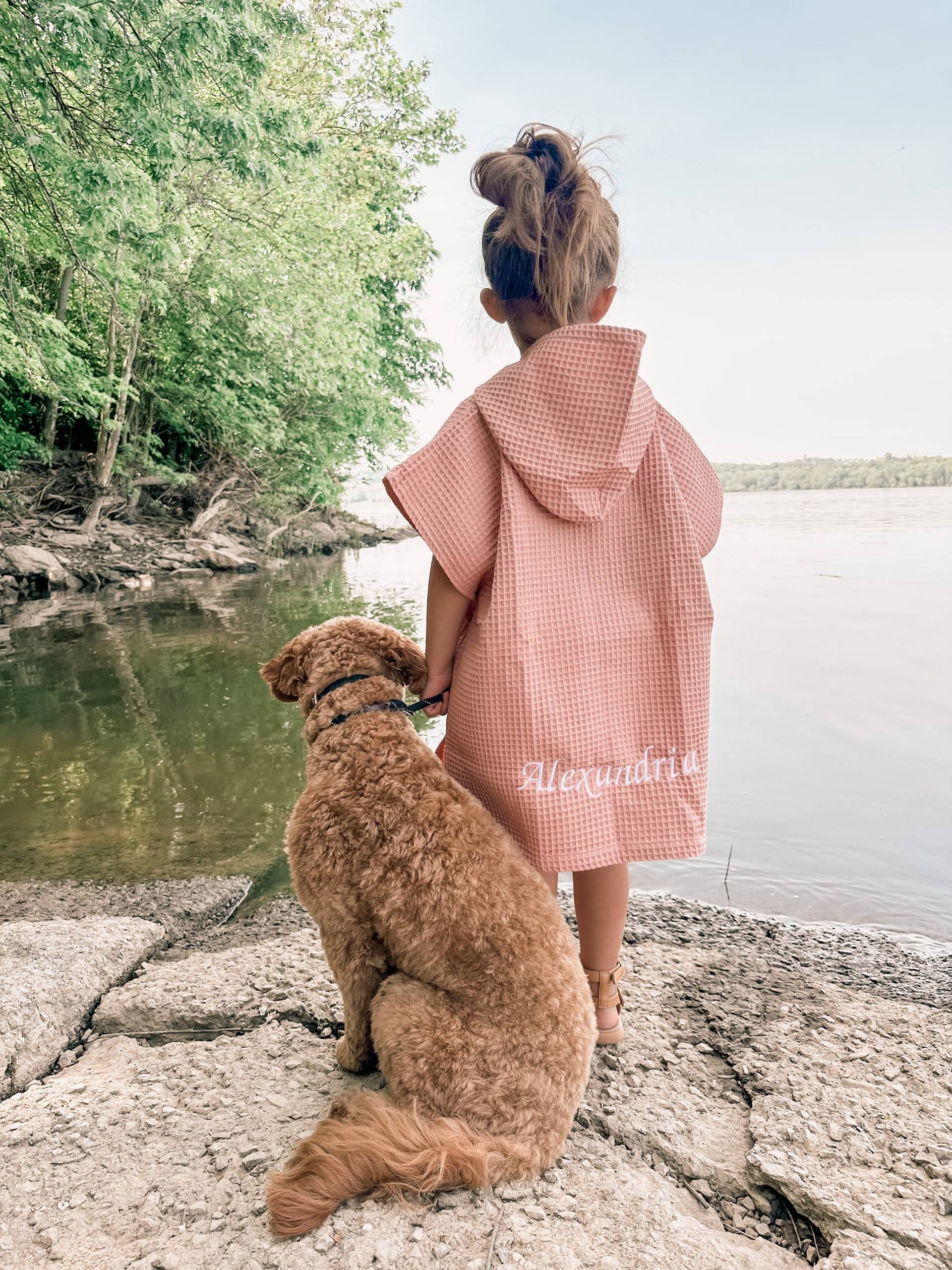 Kapuzenhandtuch Mit Individueller Stickerei - Waffel-Strandtuch-Poncho Kapuzen-Überwurf Badeanzug-Überwurf Für Kinder 100 % Bio-Baumwolle von LittleLadyACreative