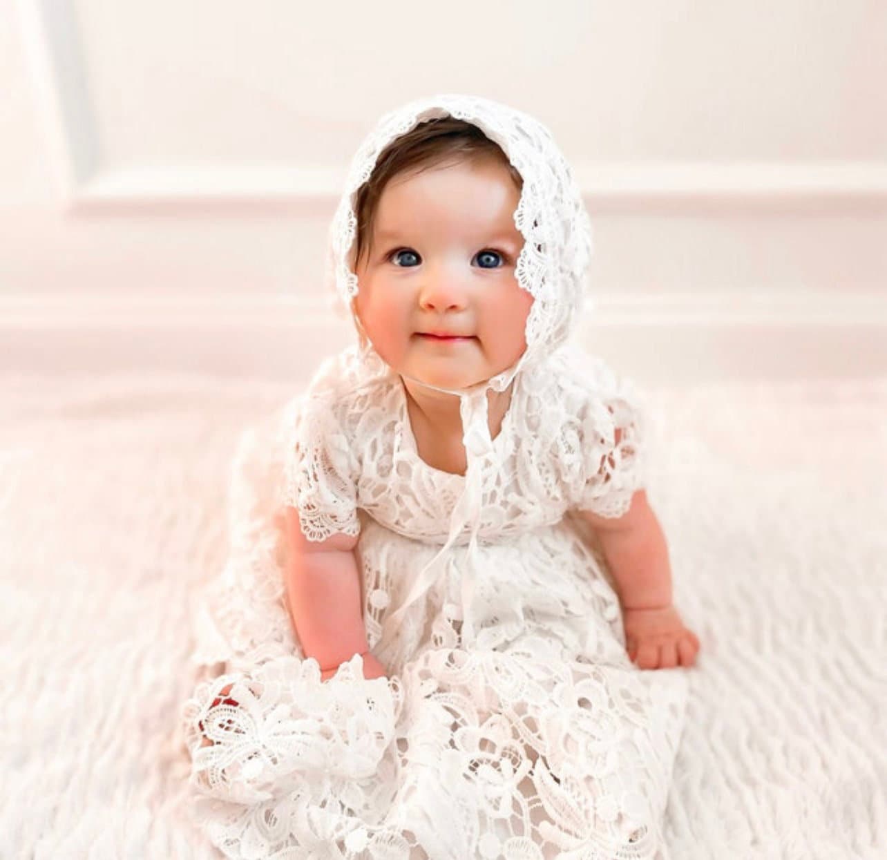 Baby-Mädchen-Spitzenkleid, Baby-Taufkleid, Taufkleid, Mädchen-Taufkleid, Säuglings-Spitzensegen, Kleid, Widmung Set Mütze von LittleLambBaptismCo