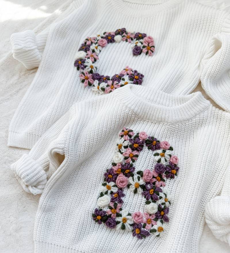 Der Kleine Blumen-Anfangspullover - Handbestickter Baby-Pullover Für Mädchen von LittleLetterSweaters