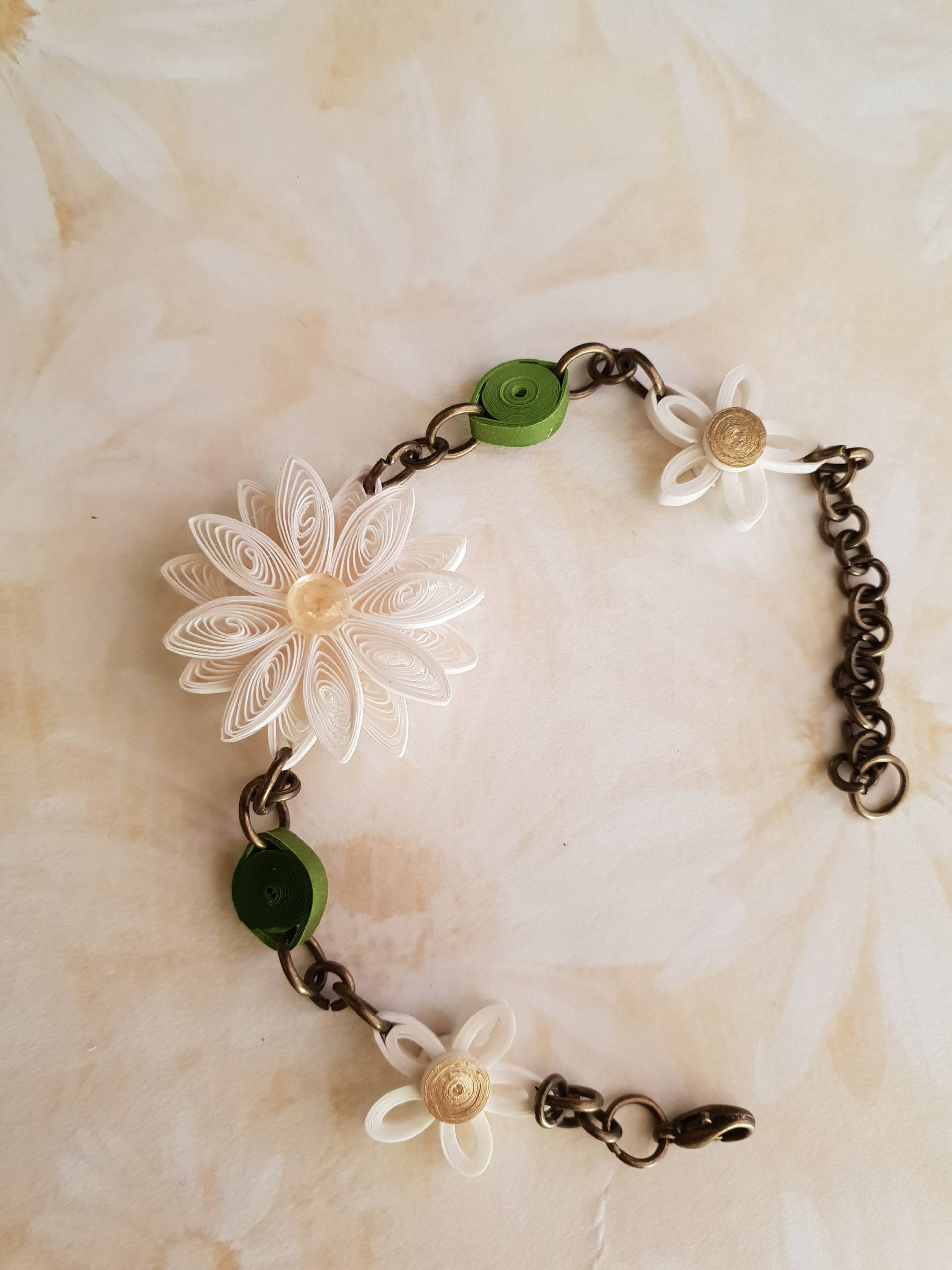 Handgefertigte Wunderschöne Quilling-Blumen-Armband Handgefertigte Wunderschöne Quilling-Blumen-Armband von LittleLizzieCraft