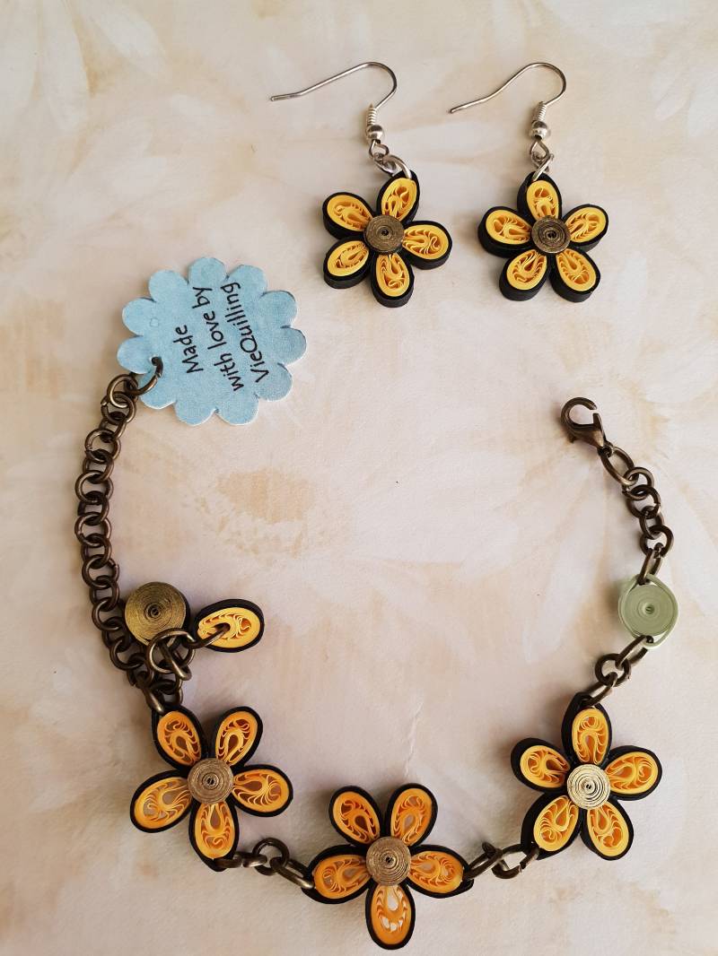 Satz Von Blumen-Quilling-Armband Und Ohrringe Satz Von Blumen-Quilling-Armband Und Ohrringe von LittleLizzieCraft
