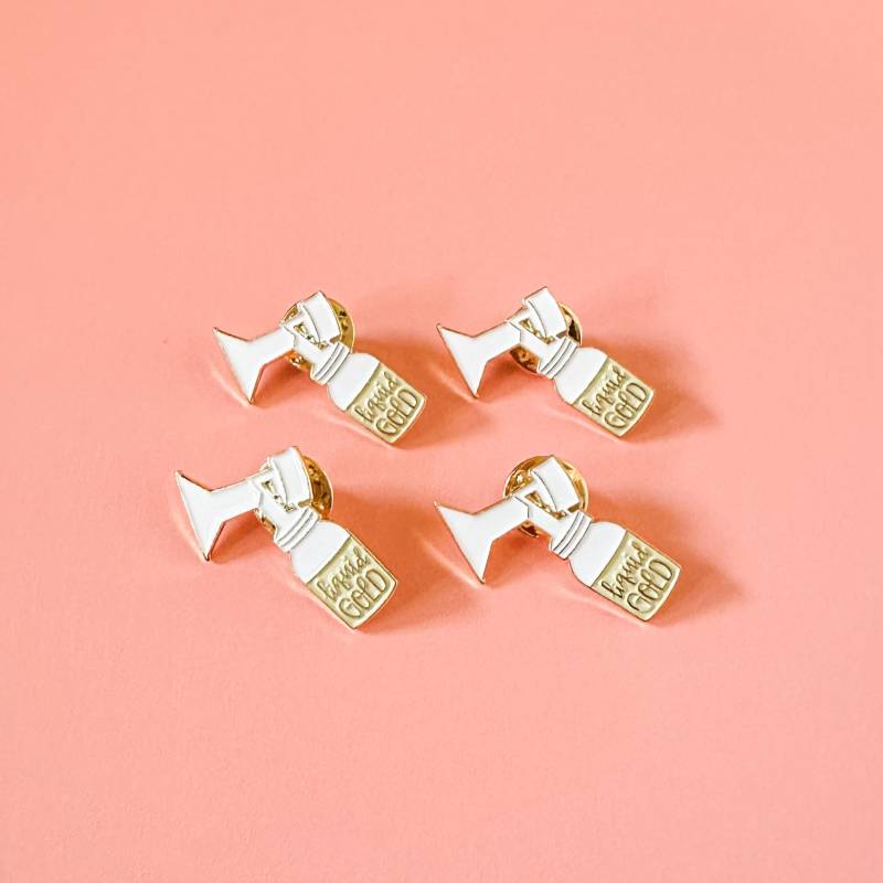 Gold Emaille Pin Stillende New Mom Geschenk von LittleLoveliesStudio