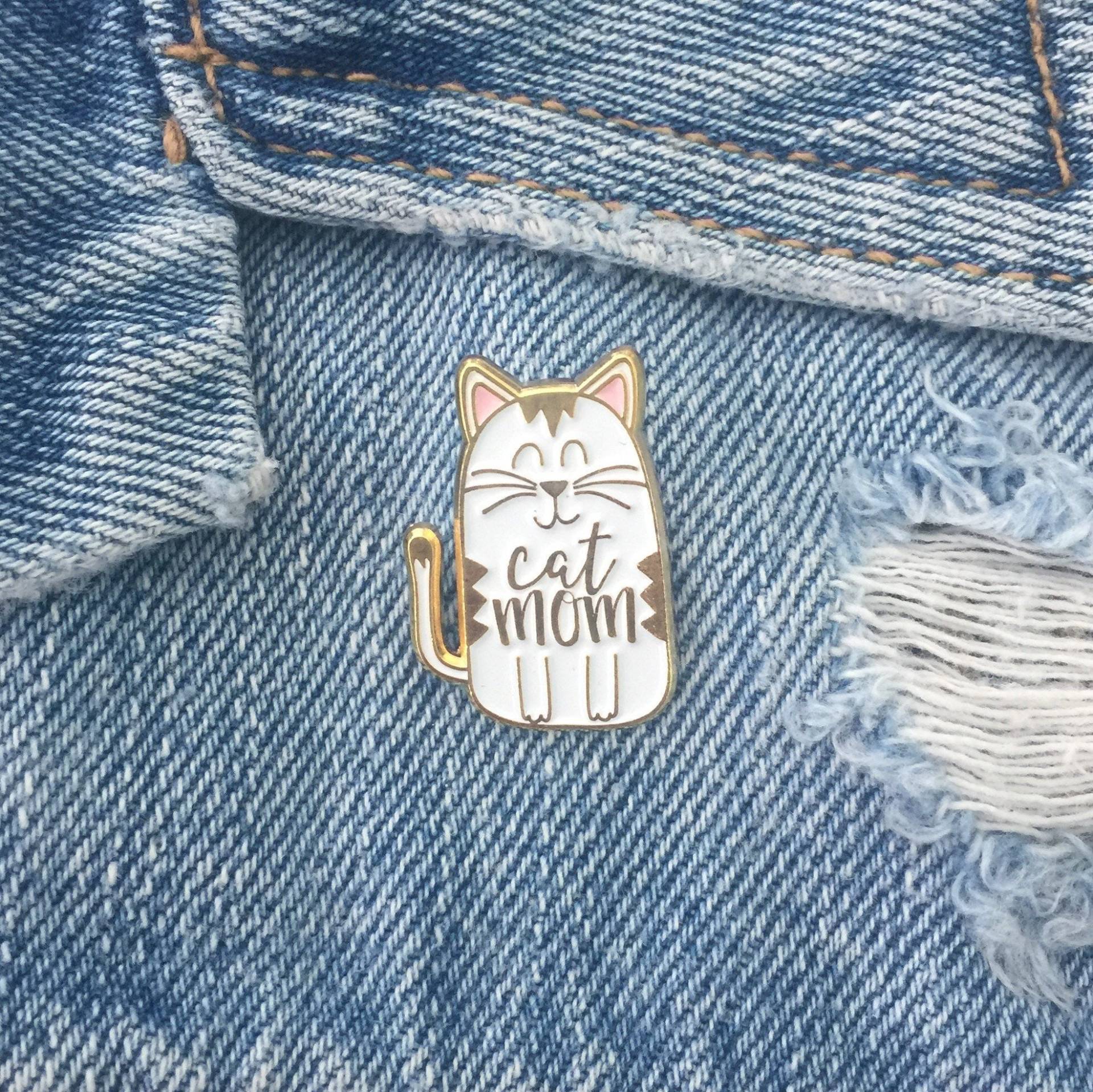 Katzen Mutter Emaille Pin Vergoldete Anstecknadel von LittleLoveliesStudio