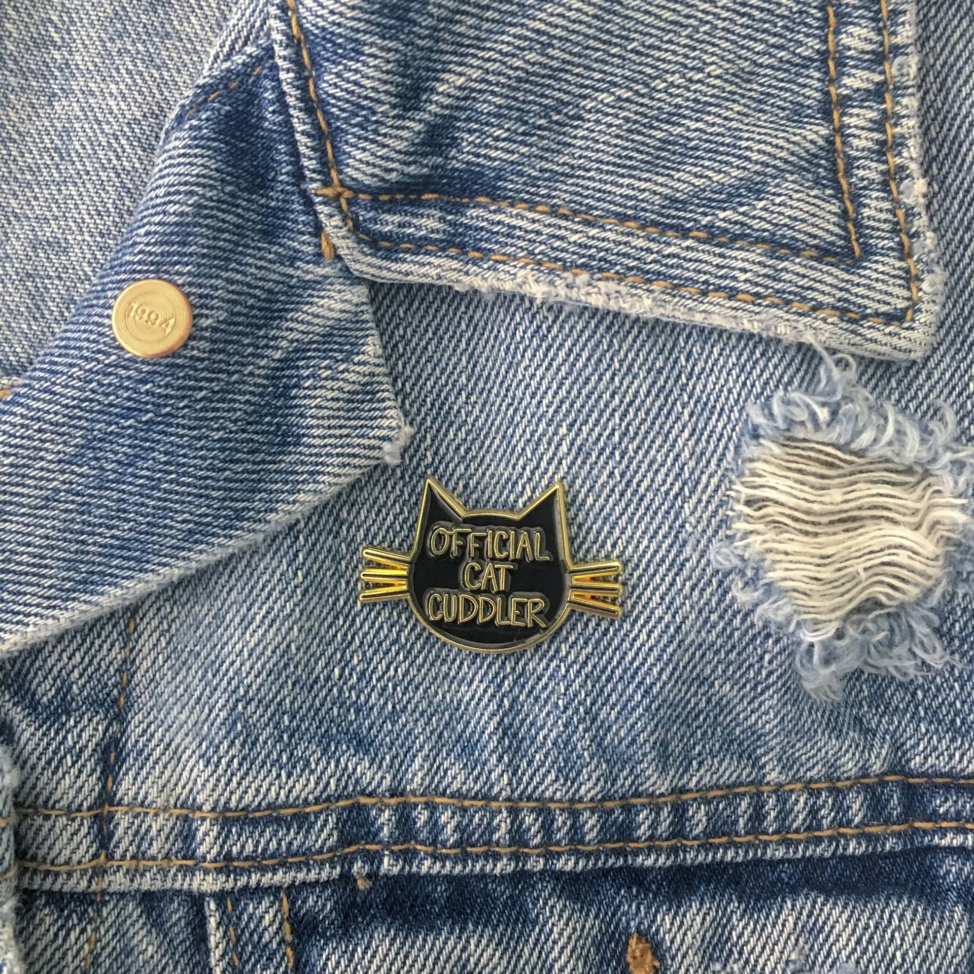 Limitierter Katzenkuscheler Emaille Pin Vergoldeter Schmuck Für Katzenliebhaber von LittleLoveliesStudio