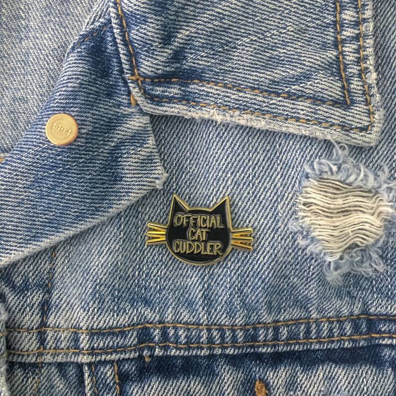 Limitierter Katzenkuscheler Emaille Pin Vergoldeter Schmuck Für Katzenliebhaber von LittleLoveliesStudio