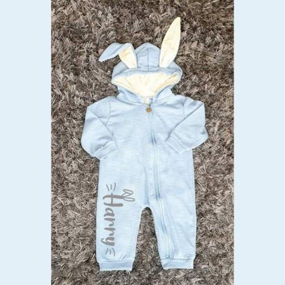 Personalisierte Blaue Ostern Strampler, Baby Bunny Ear Outfit, Ostergeschenk Leichte Kapuze Babygrow, Reißverschluss, Mädchen Junge, Irland, Irish von LittleLovelyIreland