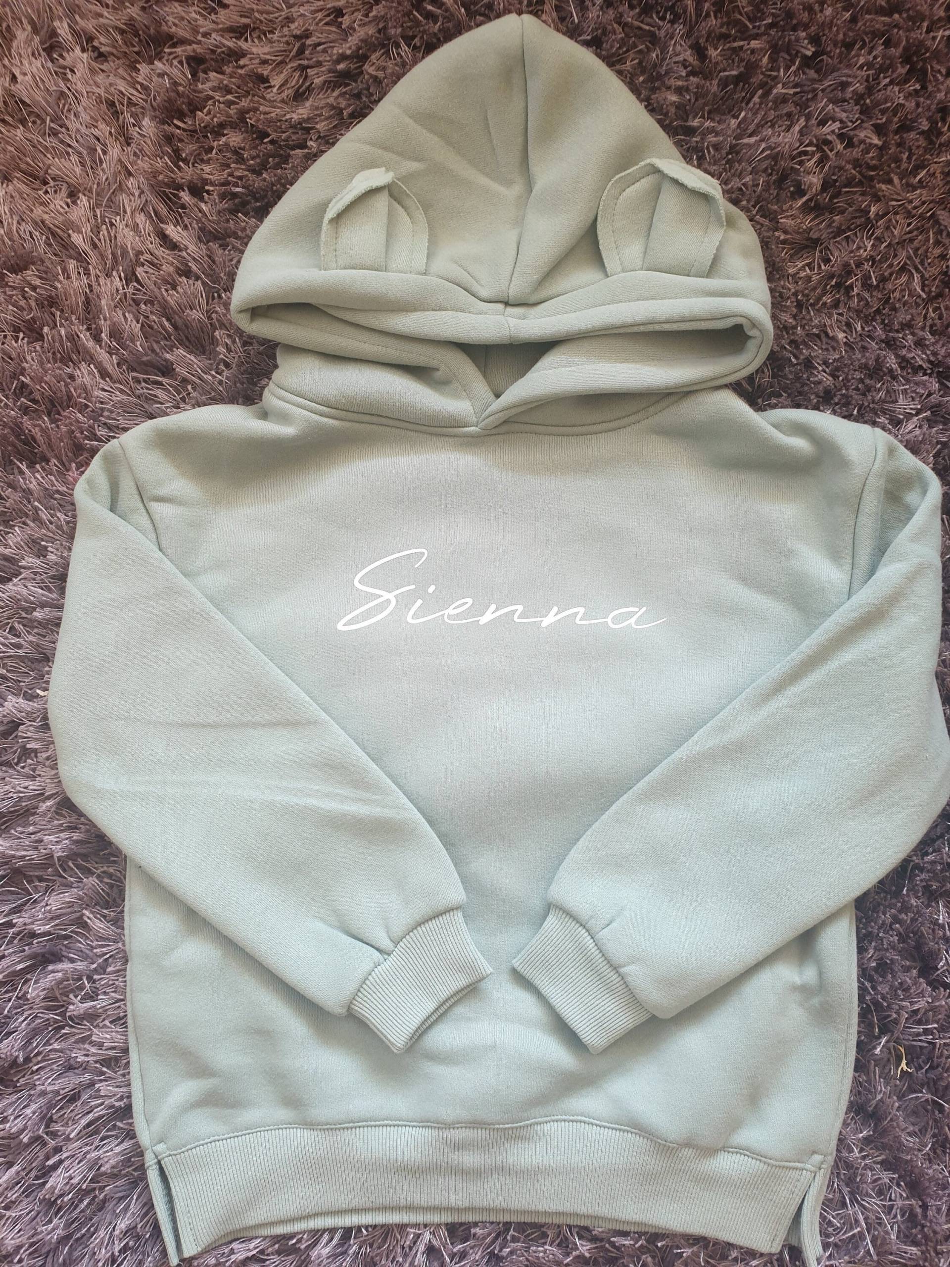 Sage Grün Kinder Bär Hoodie Name Personalisiert | Irland Irisch Pullover Baby Kleinkind Geschenk Individuell Sage Grün Kinder Bär Hoodie Name Personalisiert | Irland Irisch Pullover Baby Kleinkind Geschenk Individuell von LittleLovelyIreland