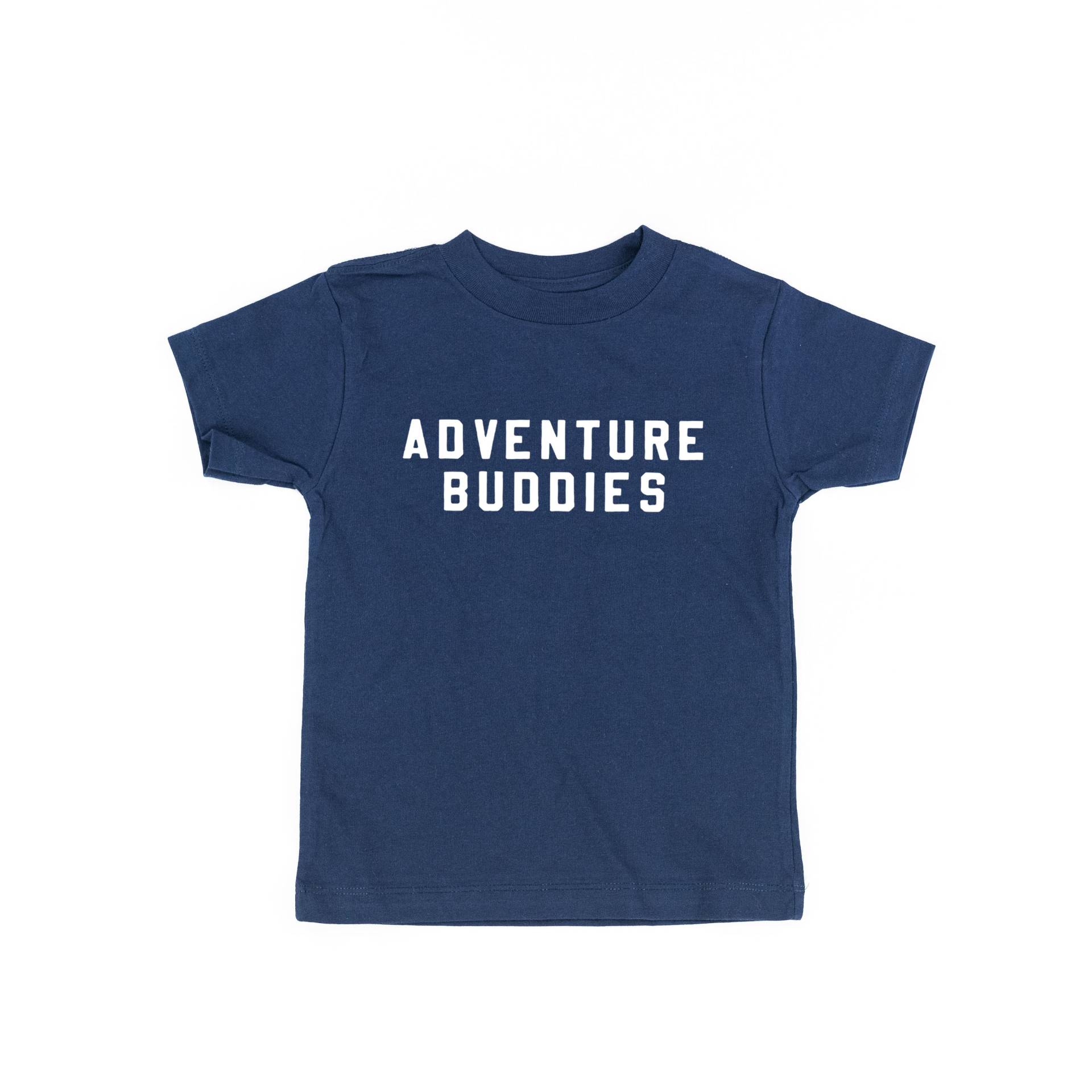 Adventure Buddies - Kurzarm Kinder Shirt | Shirts Für Jungen Mädchen Outdoor Grafik T-Shirt von LittleMamaShirtShop
