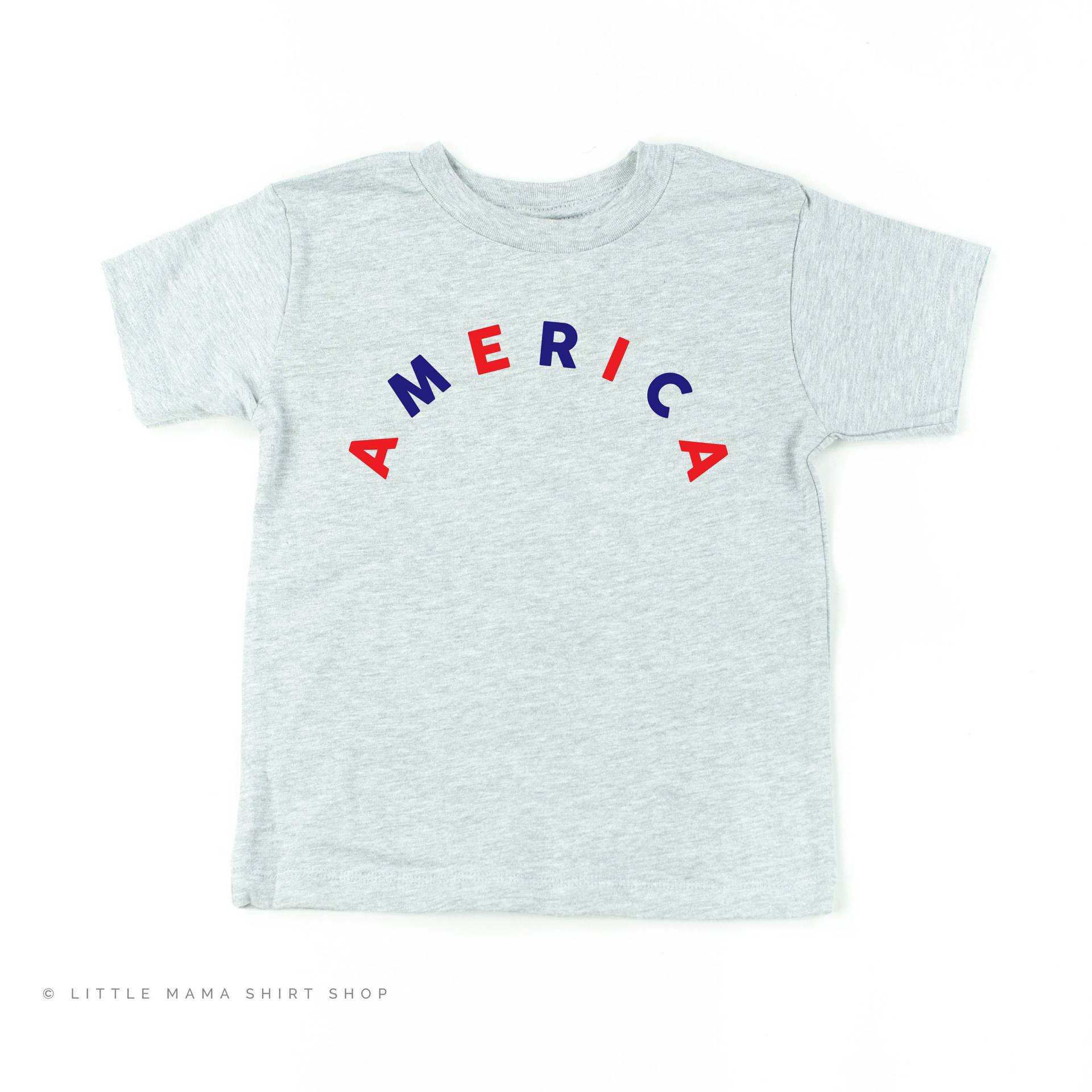 America | Arched - Rot + Blau Kurzarm Kinderhemd | 4. Juli Kinder T-Shirt Grafik Memorial Day Shirt von LittleMamaShirtShop