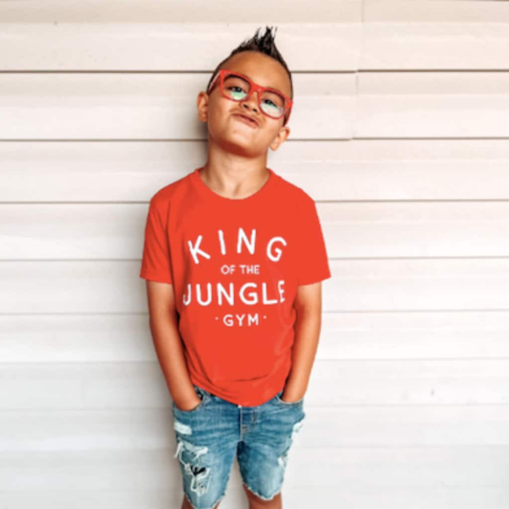 King Of The Jungle Gym - Kurzarm Kindershirt | Zurück in Die Schule Schulgeist Kinder Grafik T-Shirt Liebe Meinen Lehrer Pausenzeit von LittleMamaShirtShop