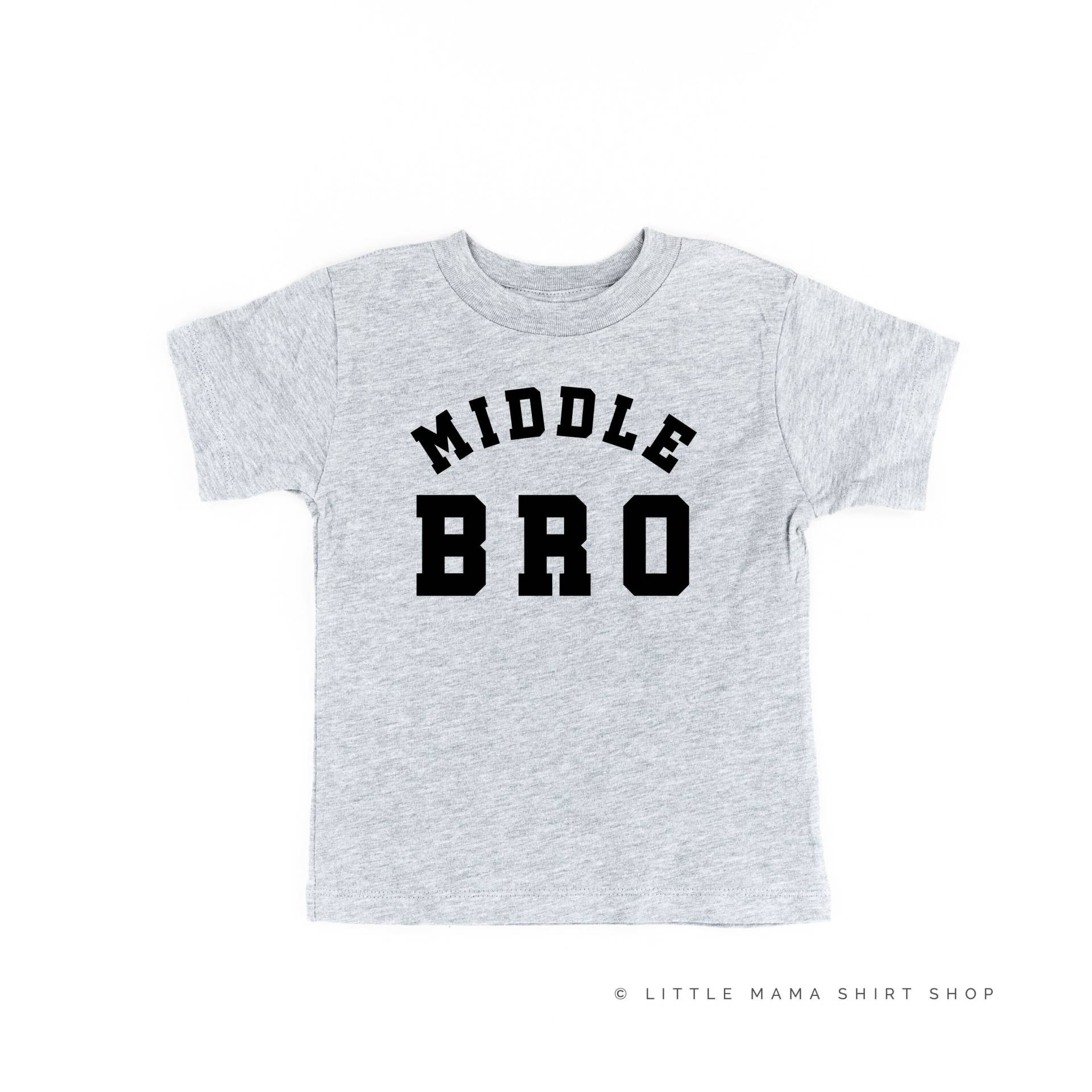 Mittlere Bro - Varsity Kindershirt | Bruder Shirt S| Kleine Brüder Geschwisterhemden Großer Schwangerschaftsanzeige Kinder T-Shirts von LittleMamaShirtShop