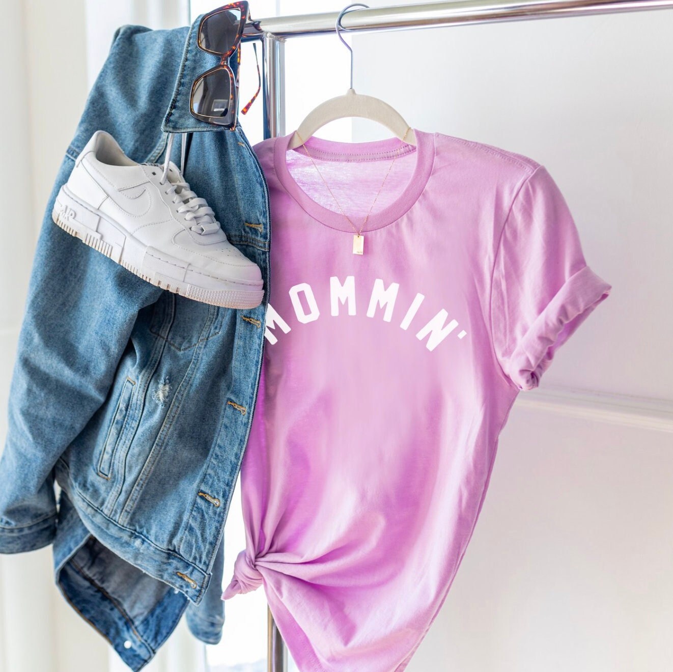 Mommin "(Gewölbt - Unisex T-Shirt | Valentinstag Geschenk Muttertagsgeschenk Hemden Für Mama Mom Grafik Leben von LittleMamaShirtShop