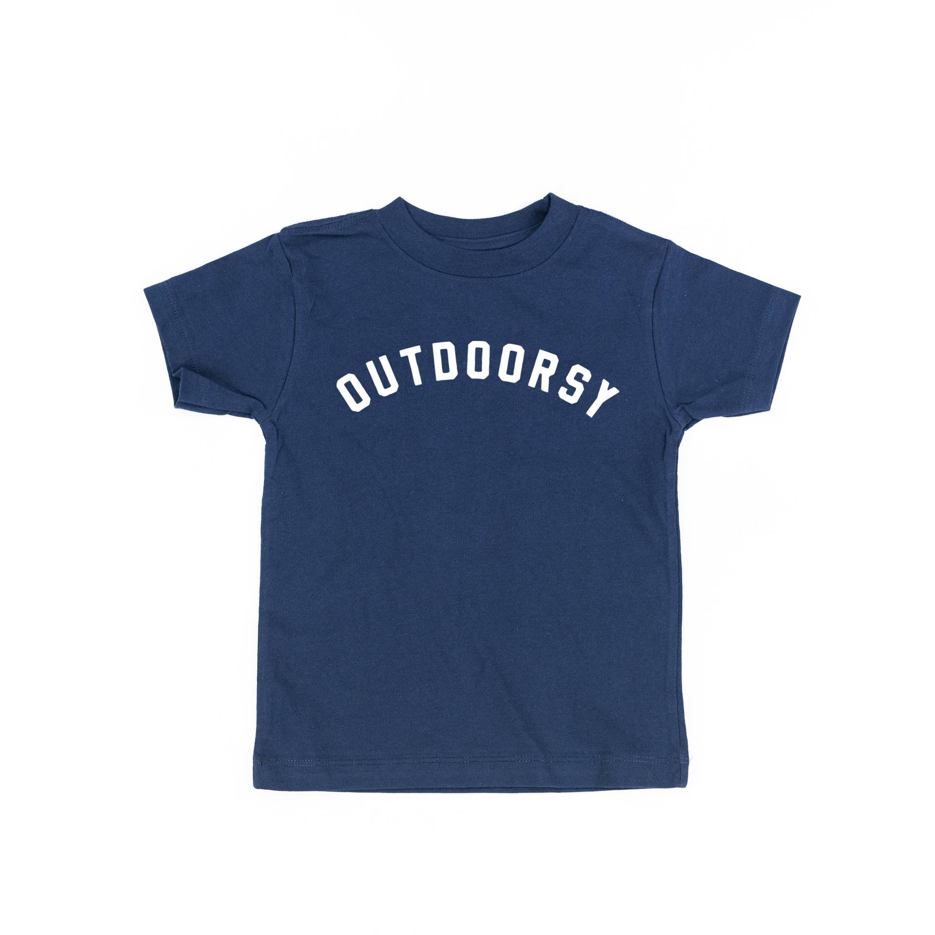 Outdoorsy | Kinderhemden Shirts Für Jungs Mädchen Grafik Tees Kinder von LittleMamaShirtShop