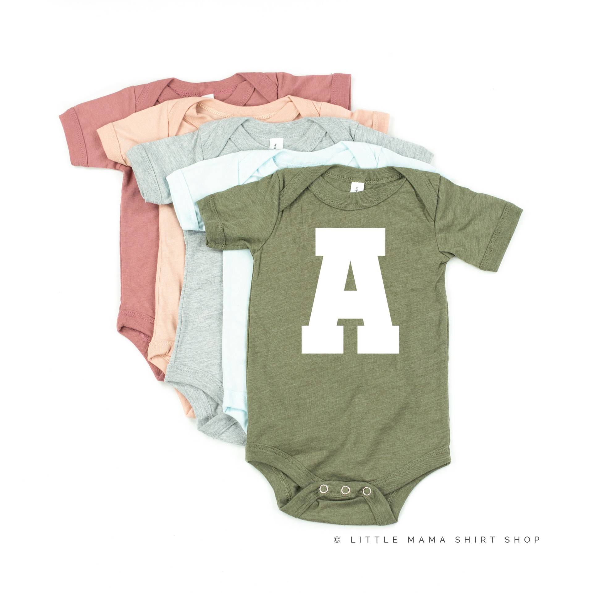 Varsity Initial "A" - Kurzarm Kinderhemd | Zurück in Die Schule Schulhemden Kid Graphic Tees Shirts Für Kinder Back To School von LittleMamaShirtShop